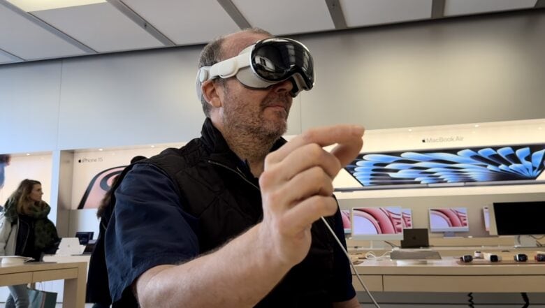 Vision Pro pinch Vision Pro's new UI is simple and easy to learn.