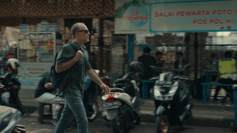 A still from Apple TV+ miniseries "Hollywood Con Queen" shows journalist Scott Johnson, who worked for The Hollywood Reporter.