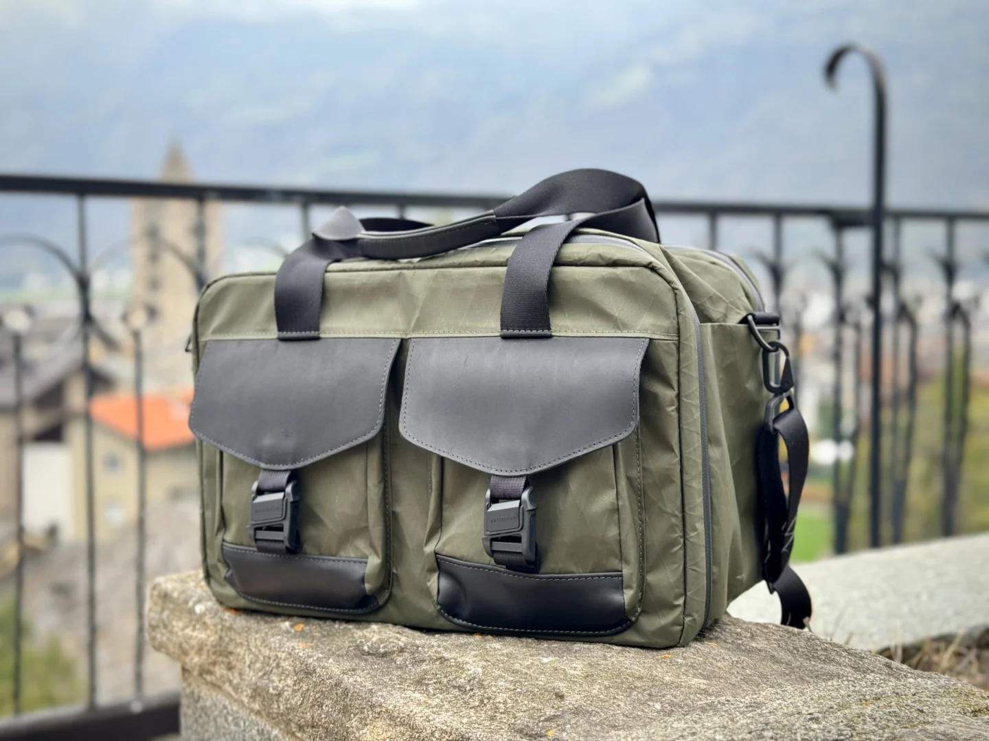 Klick für Vollbild-Ansicht 🔍 Photo of WaterField Designs X-Air Duffel on a rooftop balcony in Italy.