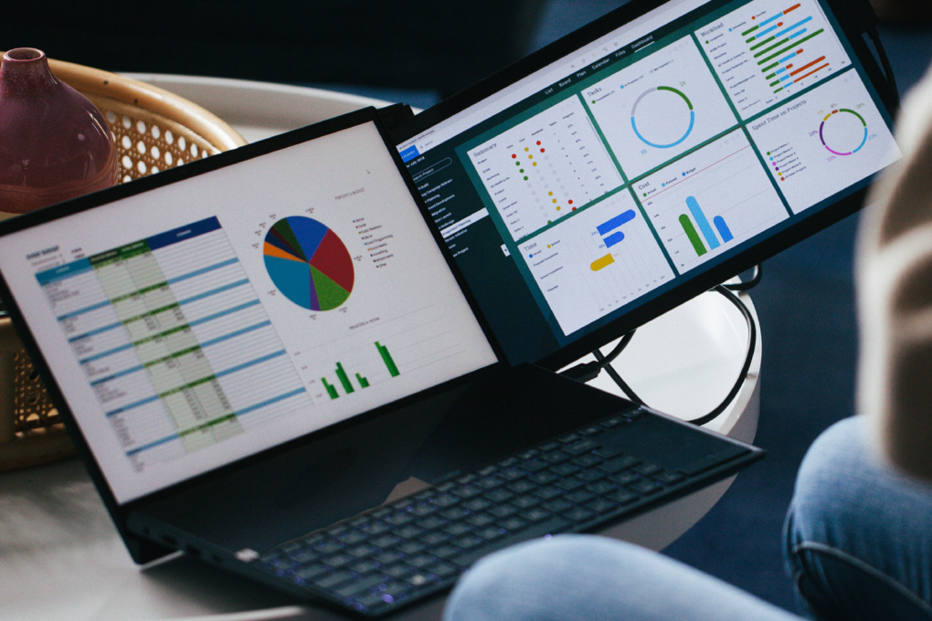 Product photo of the Mobile Pixels Duex Plus DS laptop screen extender attached to a laptop