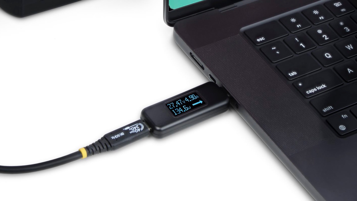 StarTech.com USB-C Power Tester with MacBook StarTech.com USB-C Power Tester with MacBook
