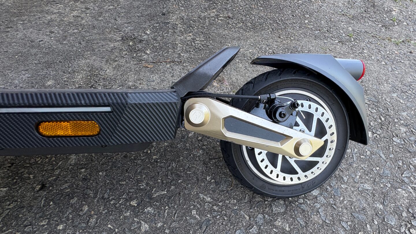 Navee ST3 Pro Electric Scooter: Brakes and damping arm