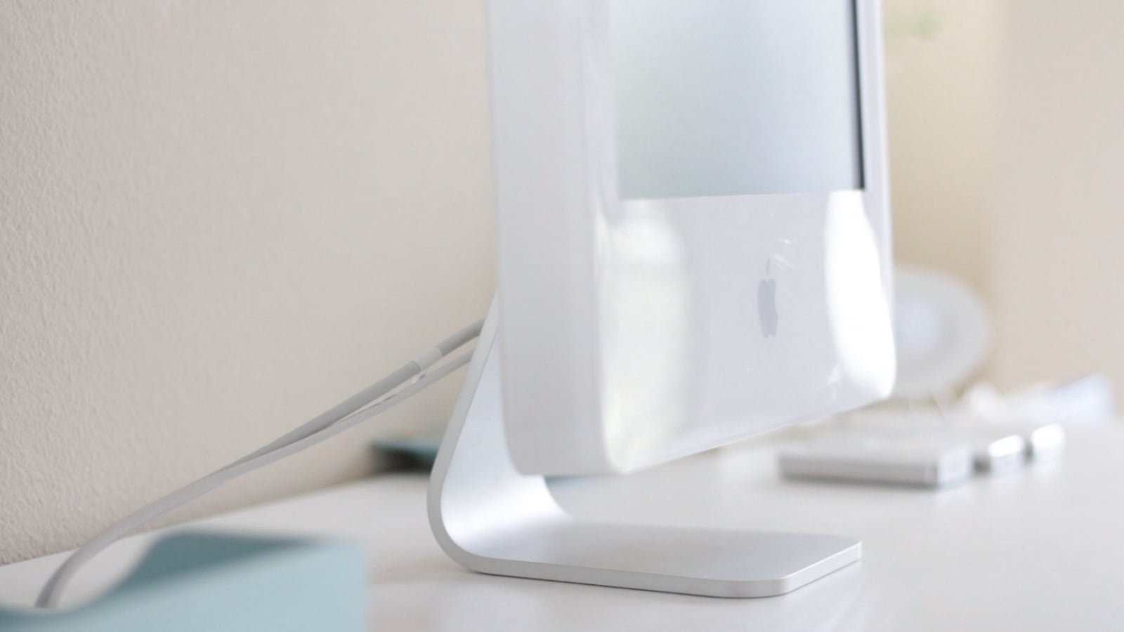 Today in Apple history: iMac G5 takes a page out of the…