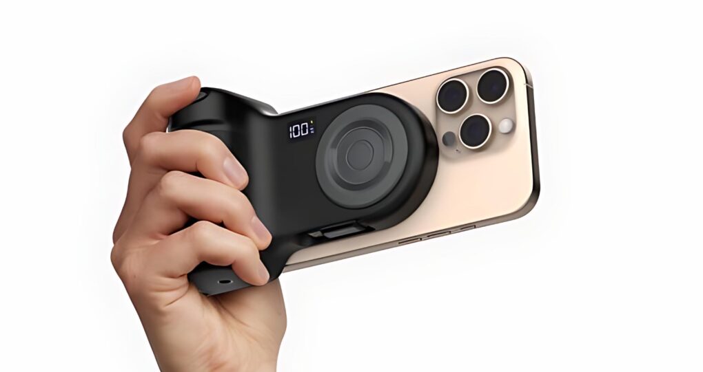 Belkin Stage PowerGrip in hand