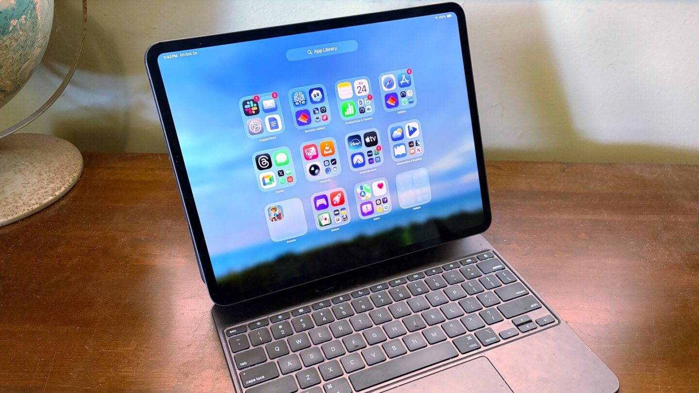 M5 iPad Pro in Apple Magic Keyboard M5 iPad Pro in Apple Magic Keyboard