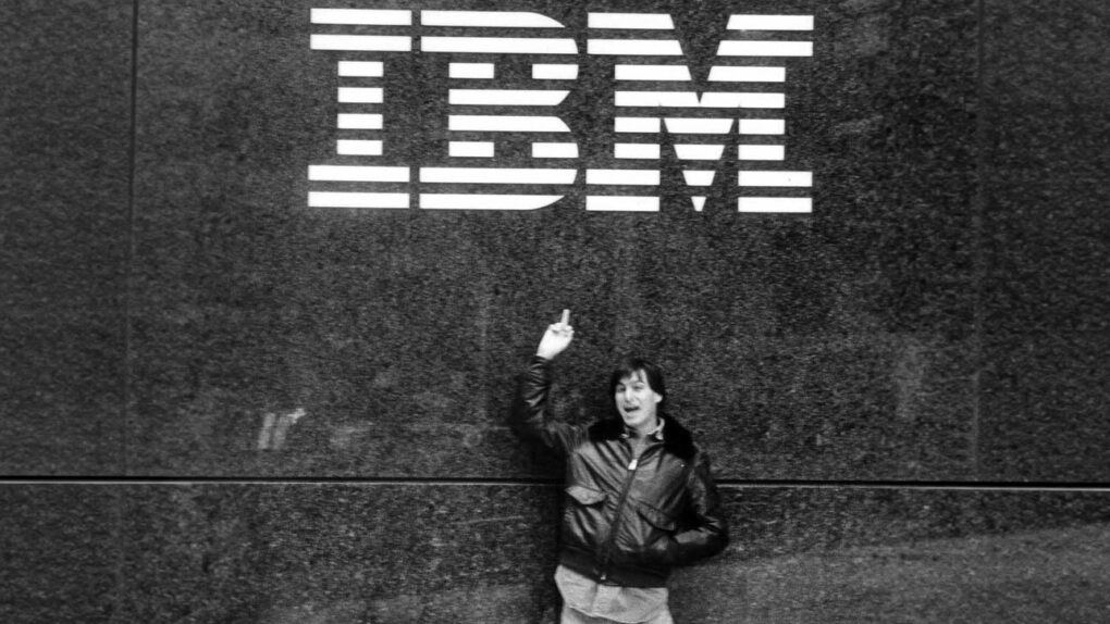 Photo of Apple co-founder Steve Jobs flipping off the IBM logo.