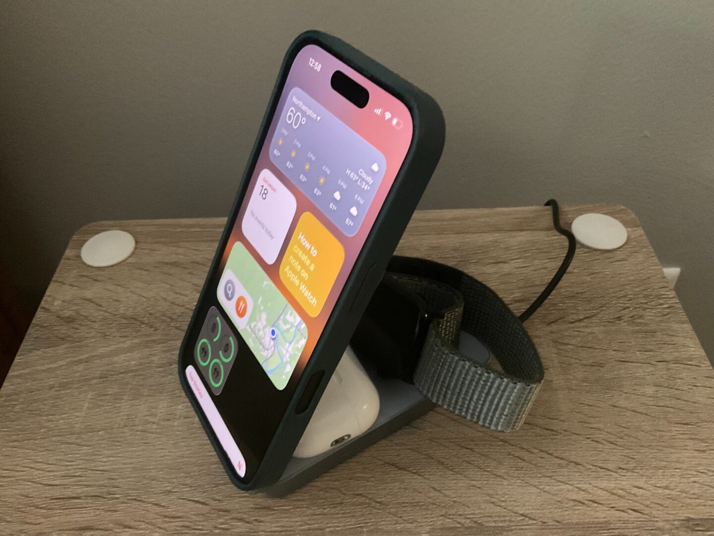 Ugreen MagFlow charging three devices