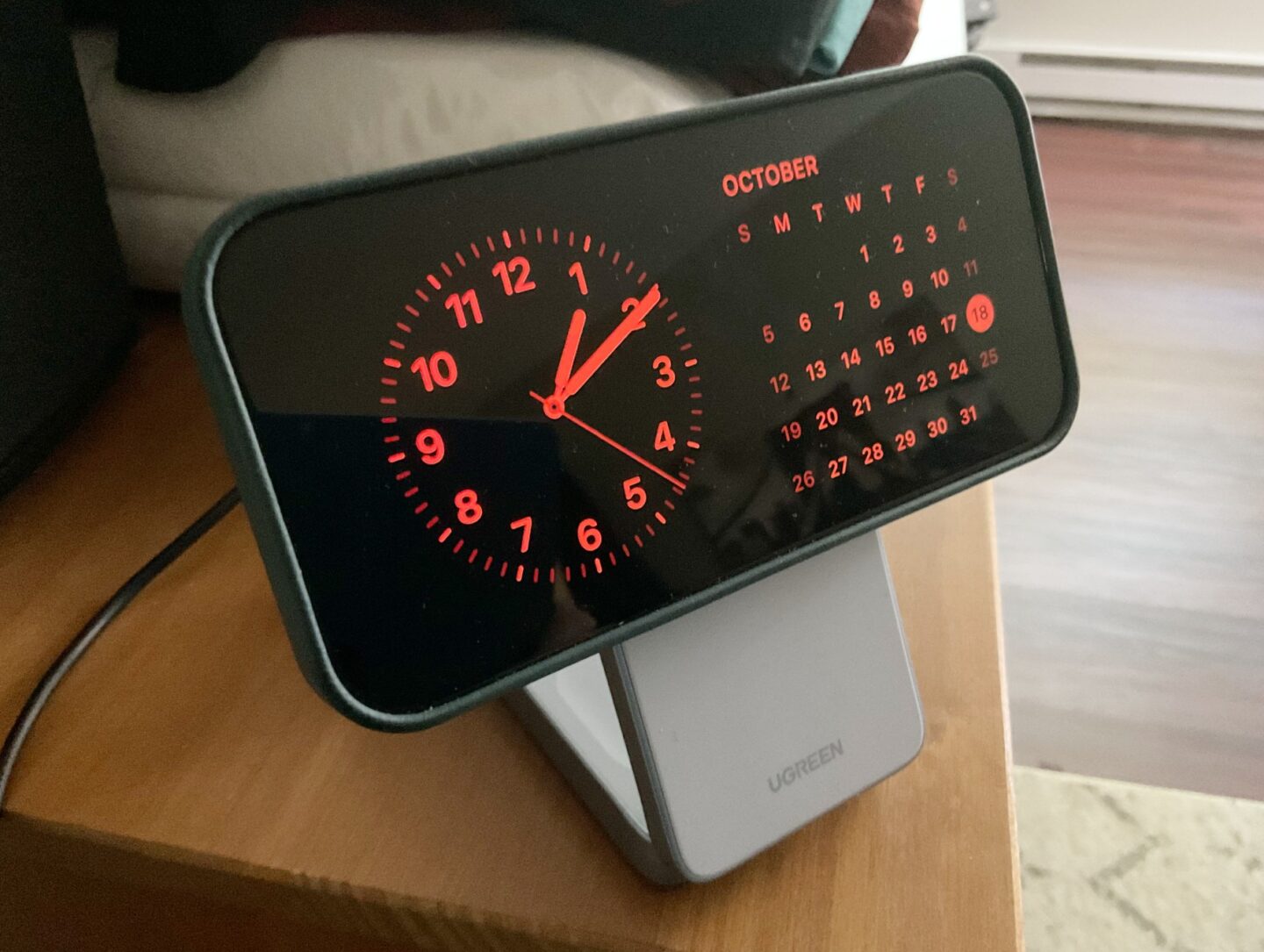 IPhone in Standby mode on Ugreen MagFlow charger iPhone in Standby mode on Ugreen MagFlow charger