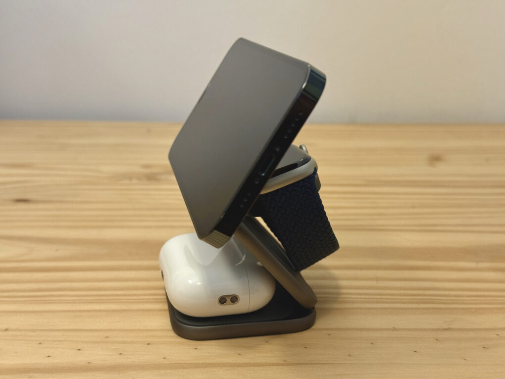 Kuxiu X40 Turbo with an iPhone, an Apple Watch and AirPods Pro all loaded up on it.