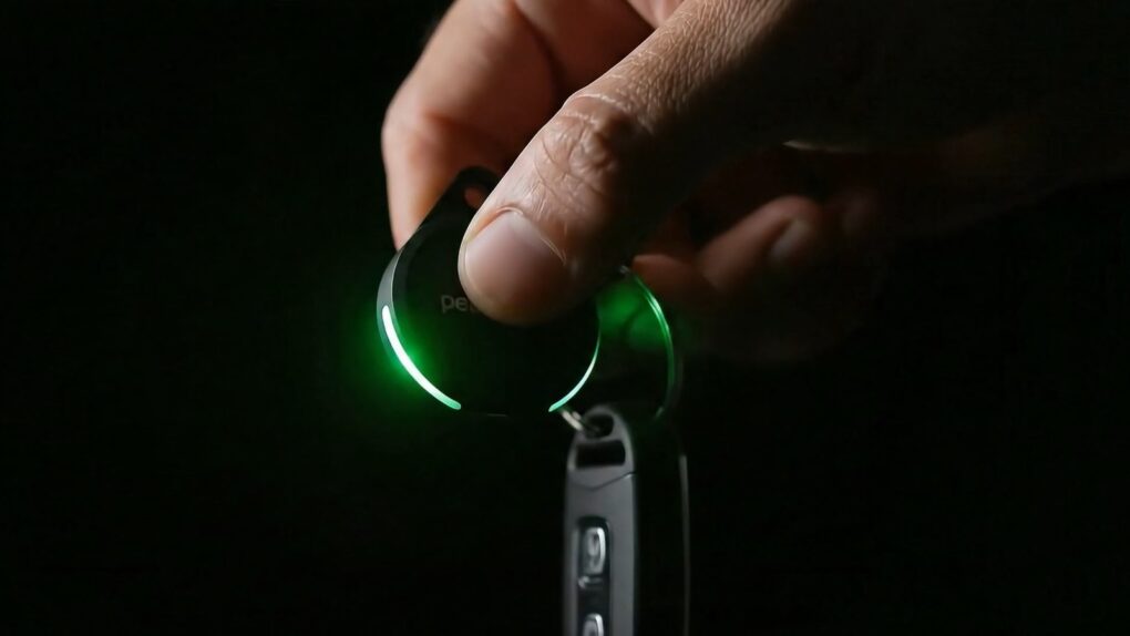 Pebblebee Clip 5 in hand