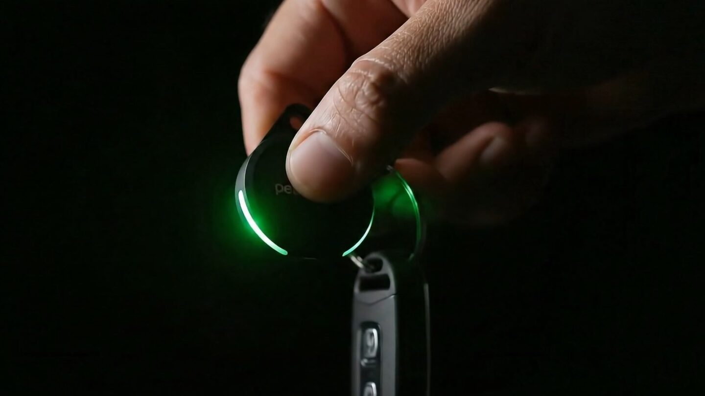 Pebblebee Clip 5 in hand