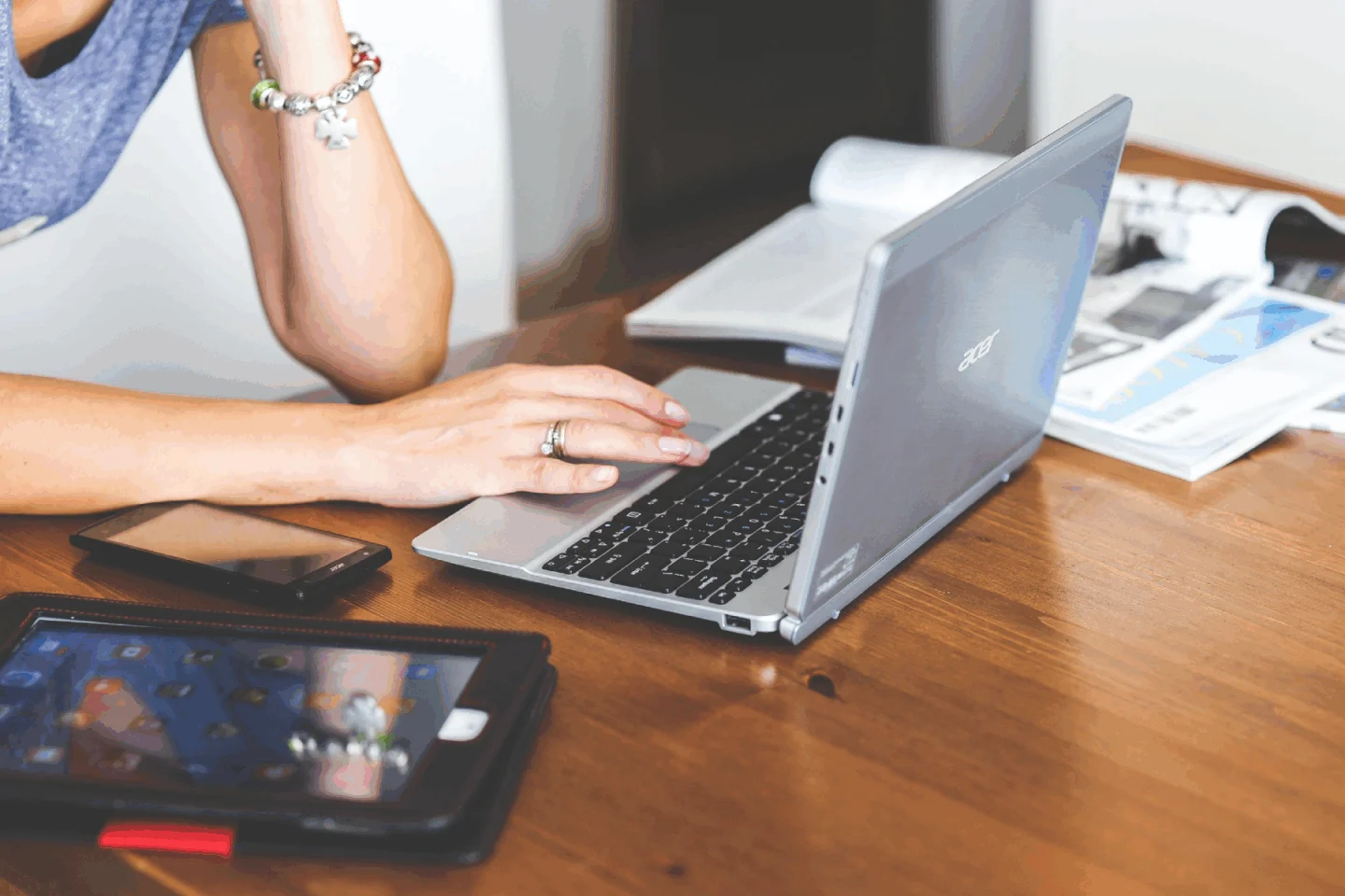 Lady working with her laptop on a desk using AI prompt engineering tool PromptBuilder.