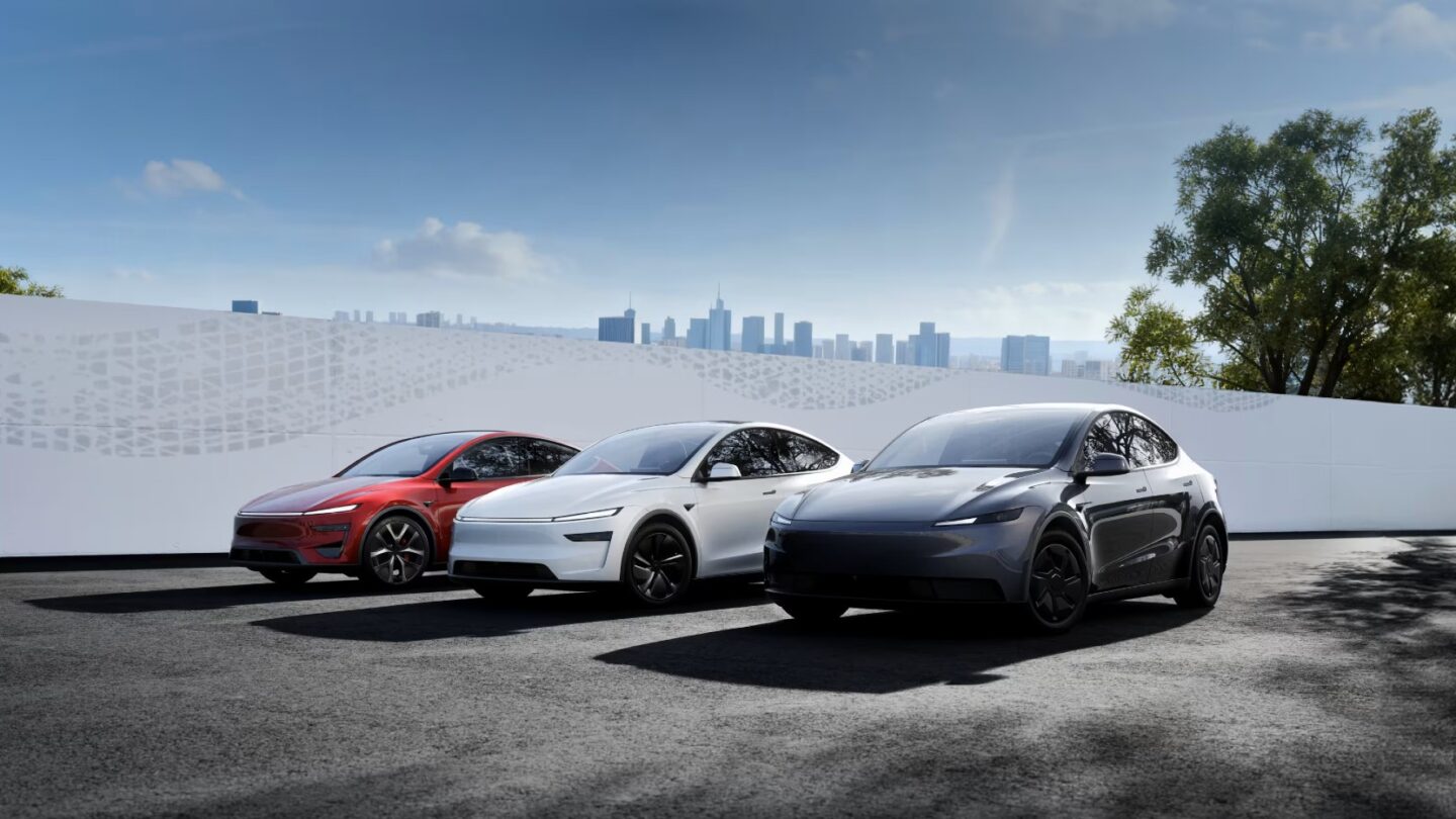 Tesla plans to add CarPlay