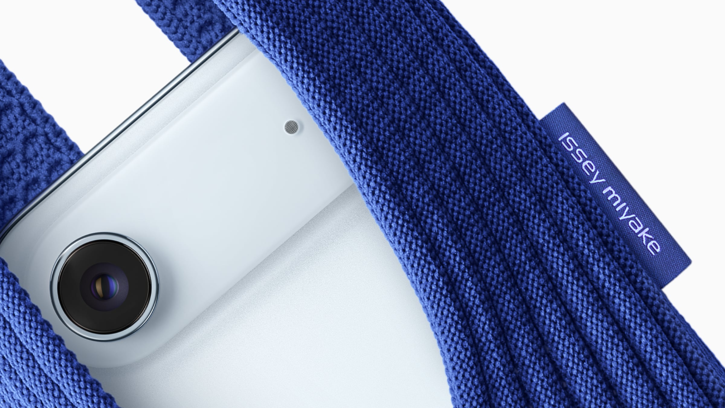 IPhone Pocket blue Photo of an iPhone Air inside a blue iPhone Pocket.