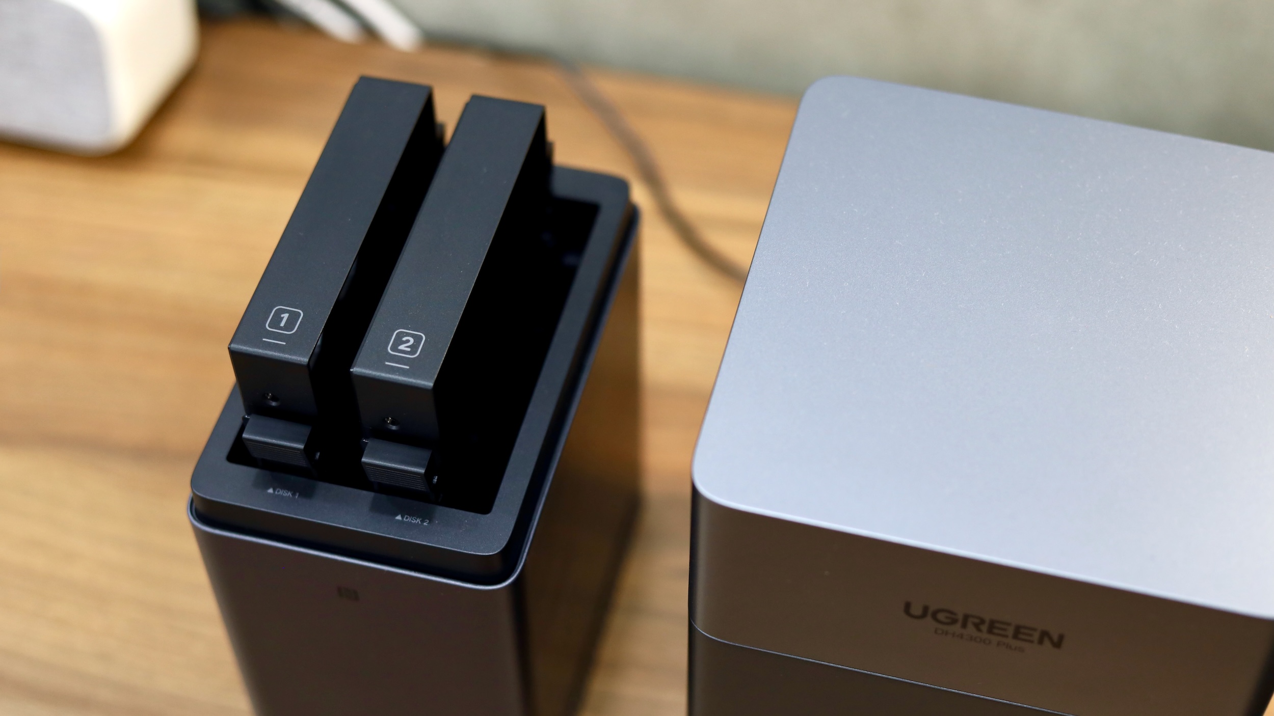 Ugreen dh2300 drive bay1 Two drive bays on the Ugreen DH2300