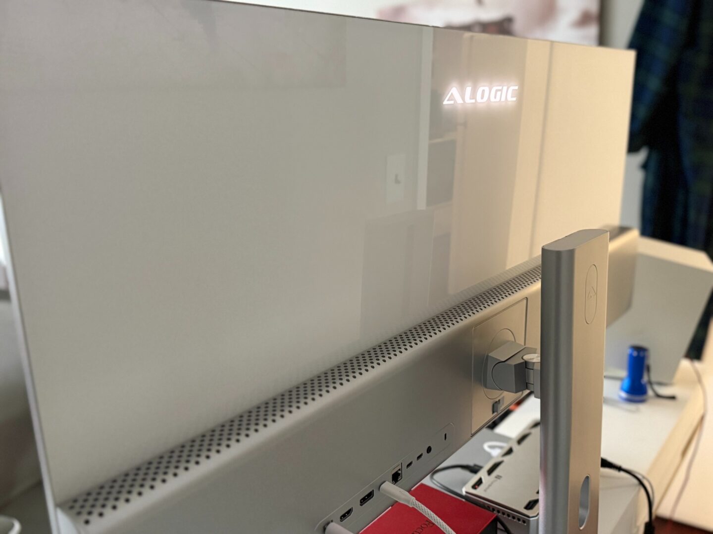 Alogic Edge 40in 5K2K back