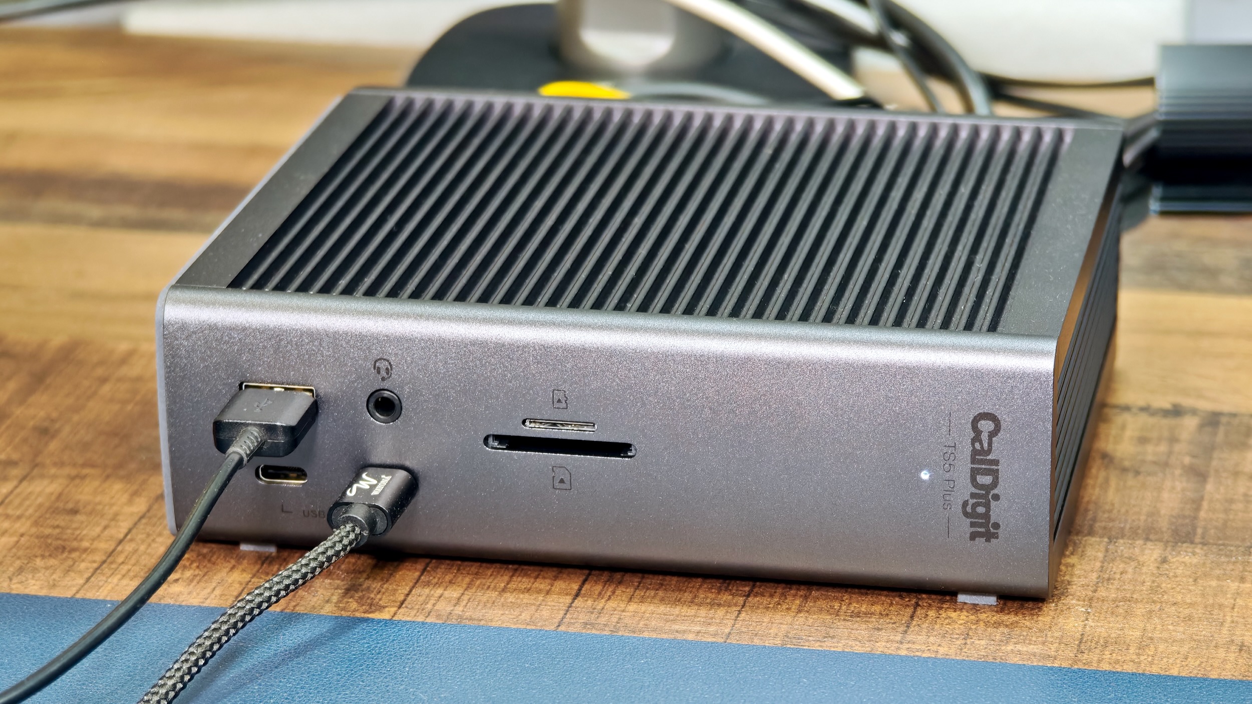 CalDigit TS5 Plus vertical