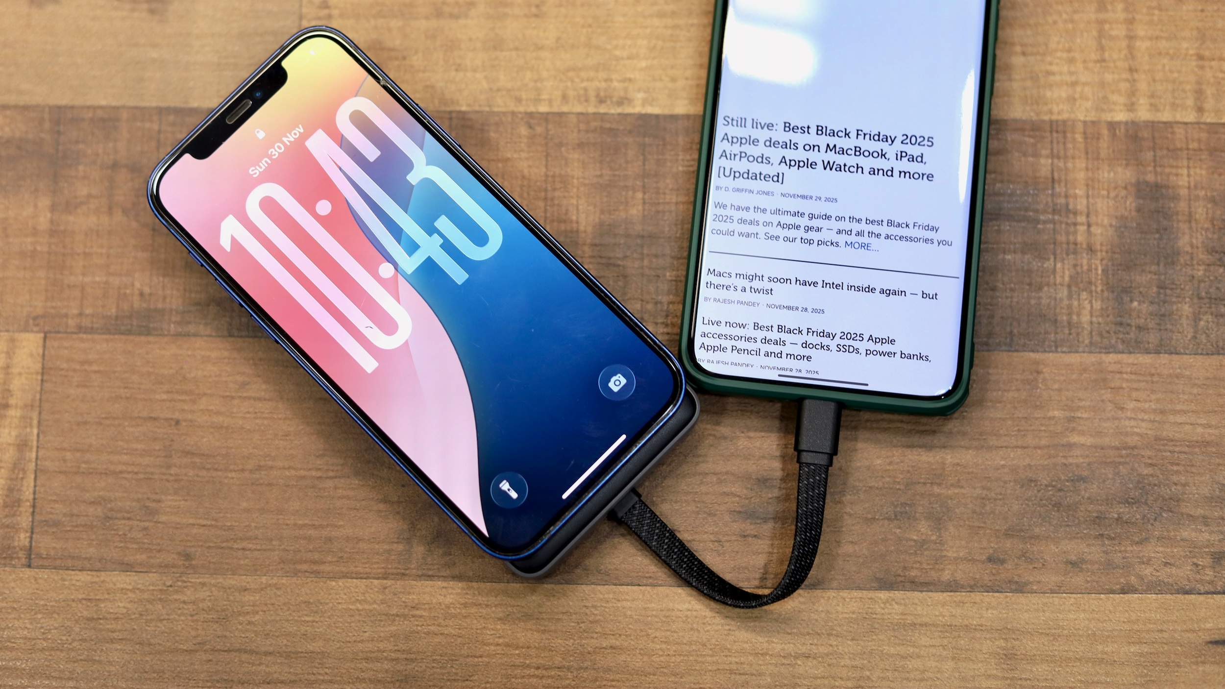 Cuktech power bank charging two devices Cuktech power bank charging two devices