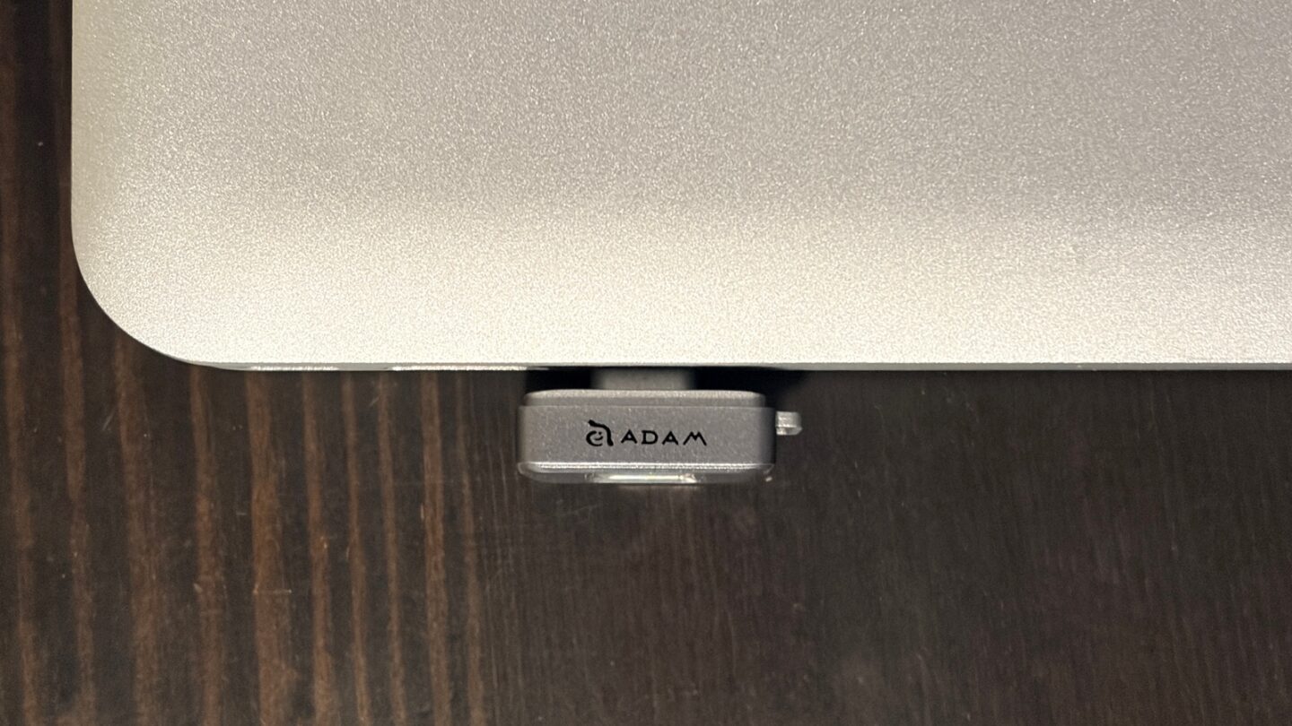 IKlips S with notebook computer Adam Elements iKlips S works with almost any computer