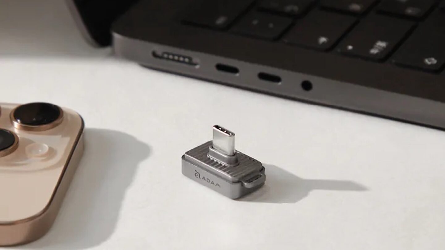 Screenshot Adam Elements iKlips S works with multiple Apple devices.