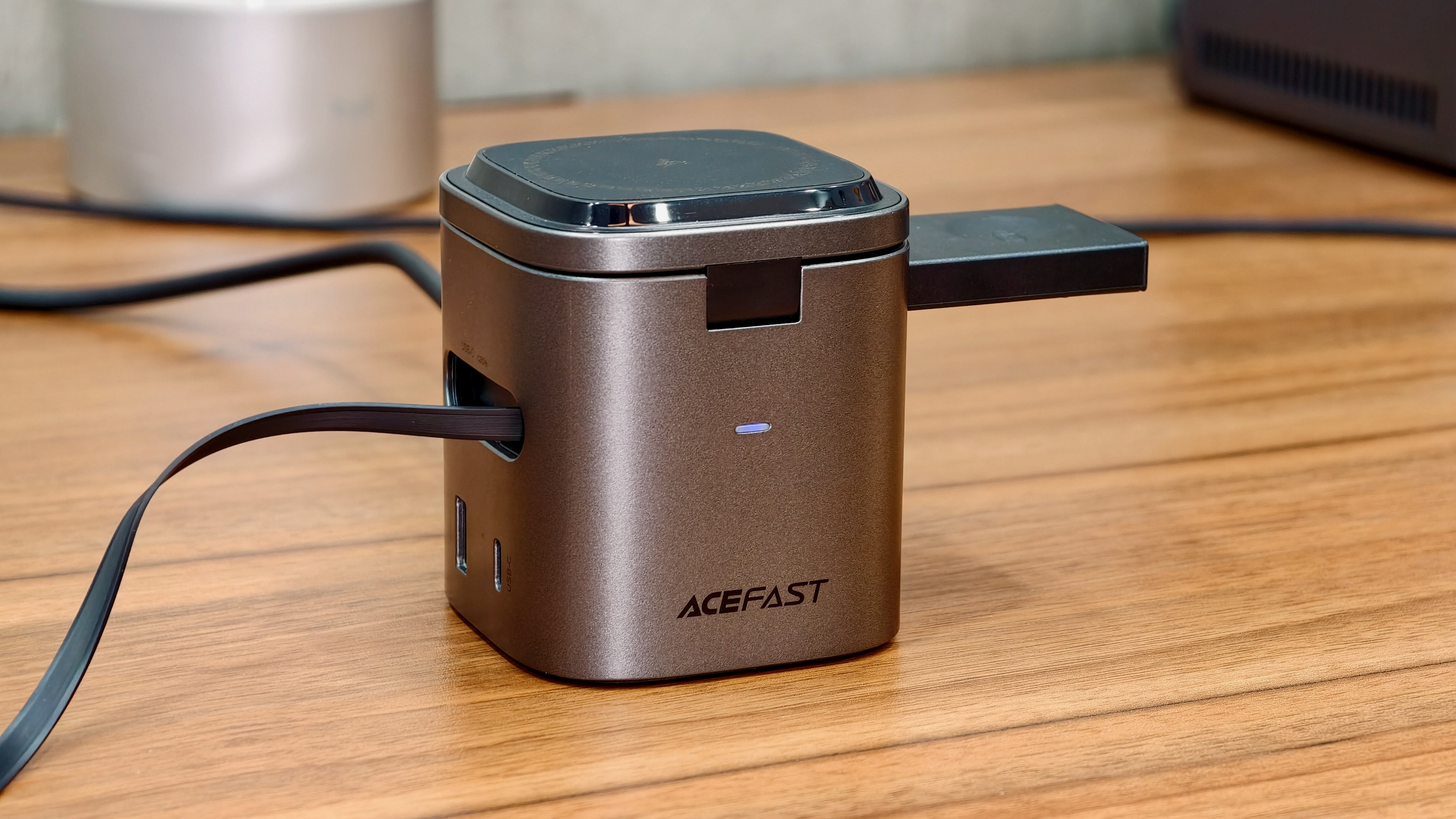 Acefast 6-in-1 charging station design