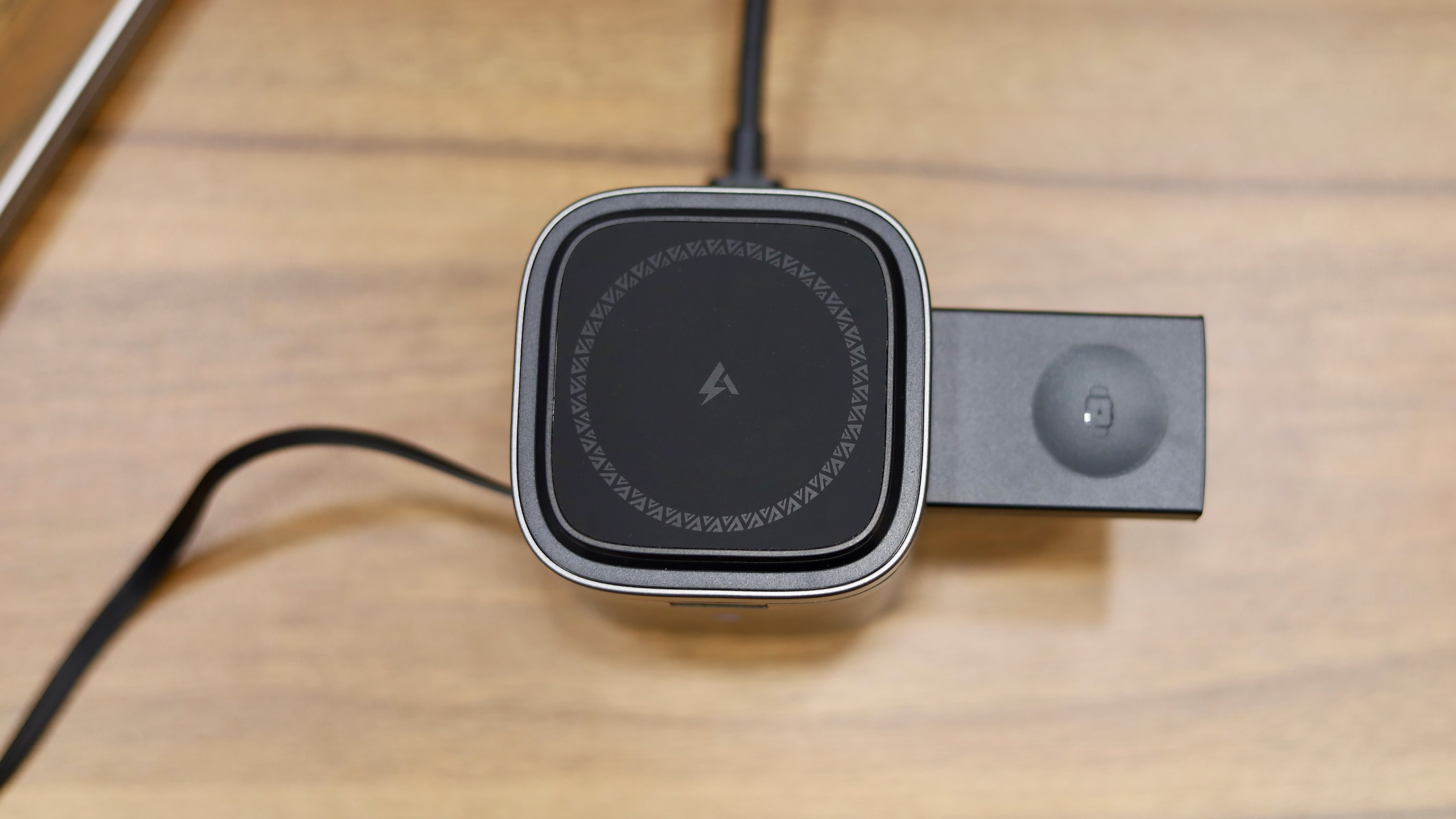 Acefast 6-in-1 desktop charging station