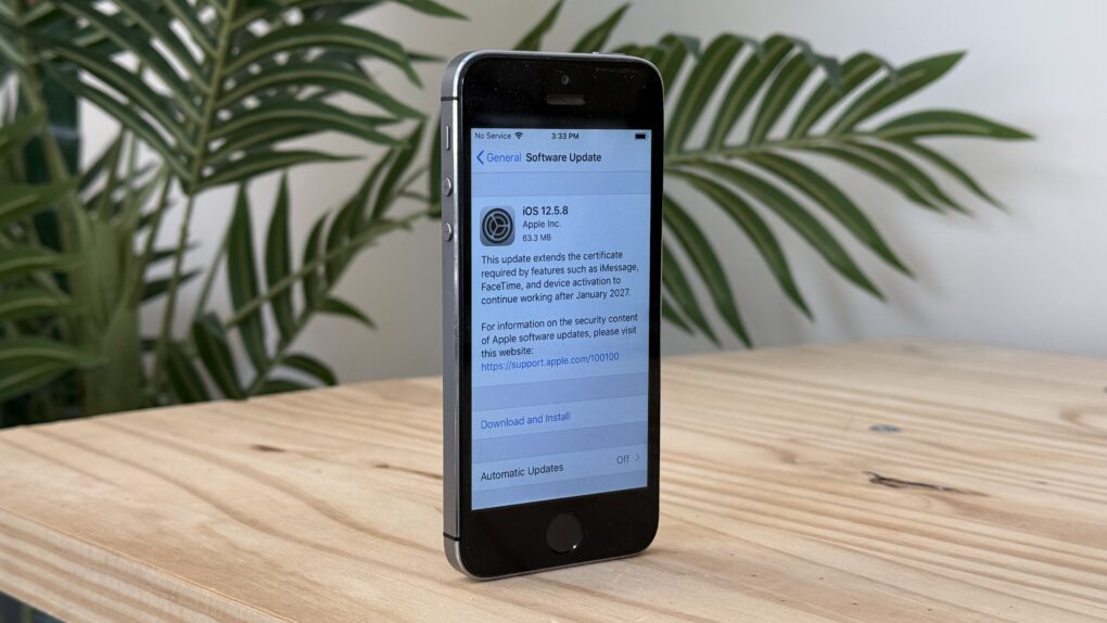 iPhone 5s showing iOS 12.5.8 update