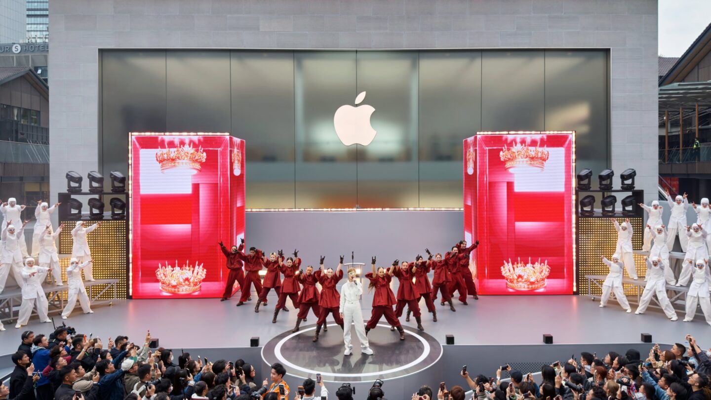 Apple 50 year anniversary Chengdu Chris Lee performance 01 photos of Apple 50th anniversary celebrations