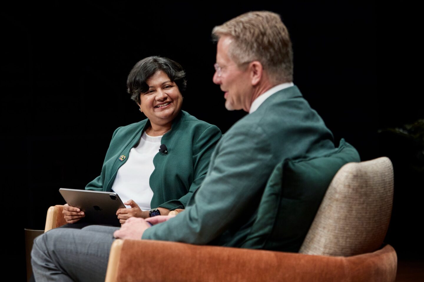 Apple&rsquo;s Priya Balasubramaniam and Michigan State University&rsquo;s Kevin M. Guskiewicz chat during the Spring Forum.