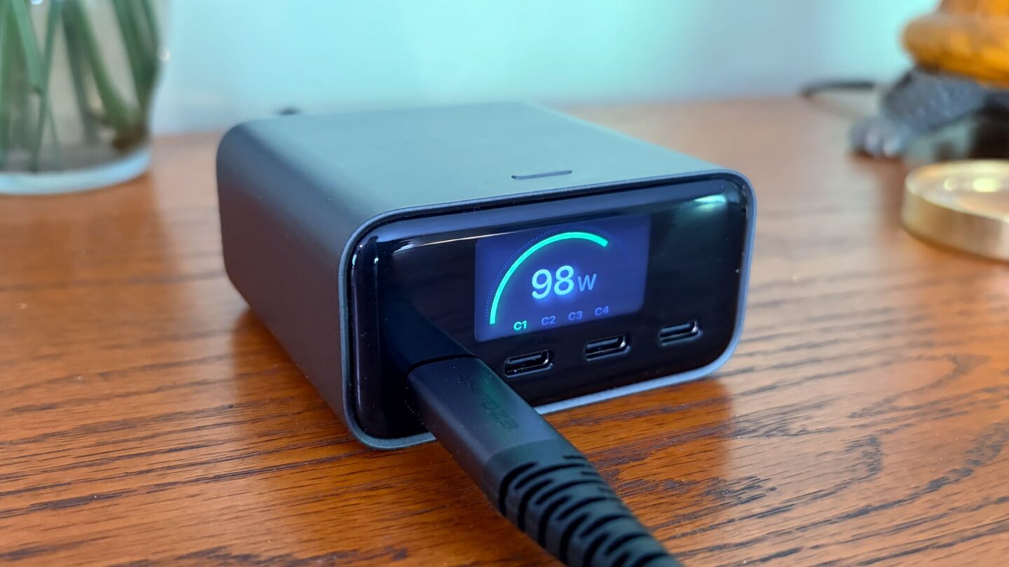 Satechi ChargeView 140W Desktop Charger review: Display