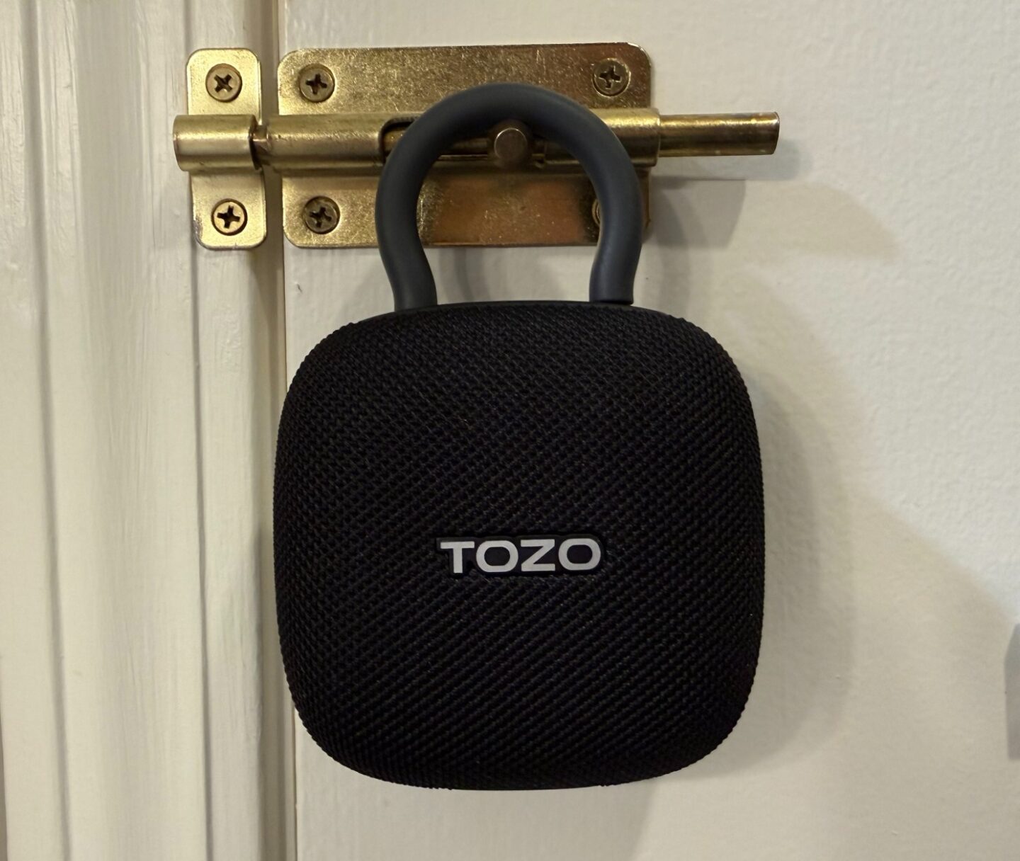 Tozo PE1 speaker hanging Tozo PE1 speaker hanging