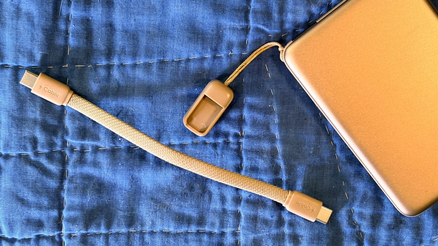 Iniu SnapGo_Air 10000mAh review_03 You always have a USB-C cable with the Iniu SnapGo Air 10000mAh power bank.