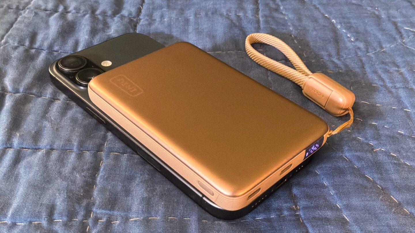 Iniu SnapGo Air 10000mAh with iPhone 17 Iniu SnapGo Air 10000mAh with iPhone 17