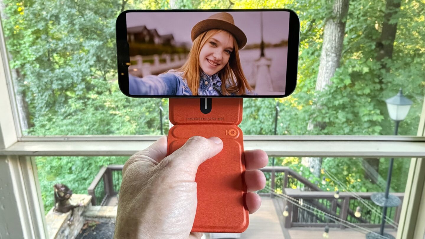 Moft Trackable Tripod Wallet as a selfie stick Moft Trackable Tripod Wallet as a selfie stick
