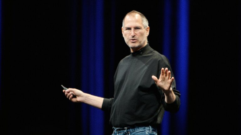 Photo of Steve Jobs recapping some Mac OS X successes during the WWDC 2007 keynote.