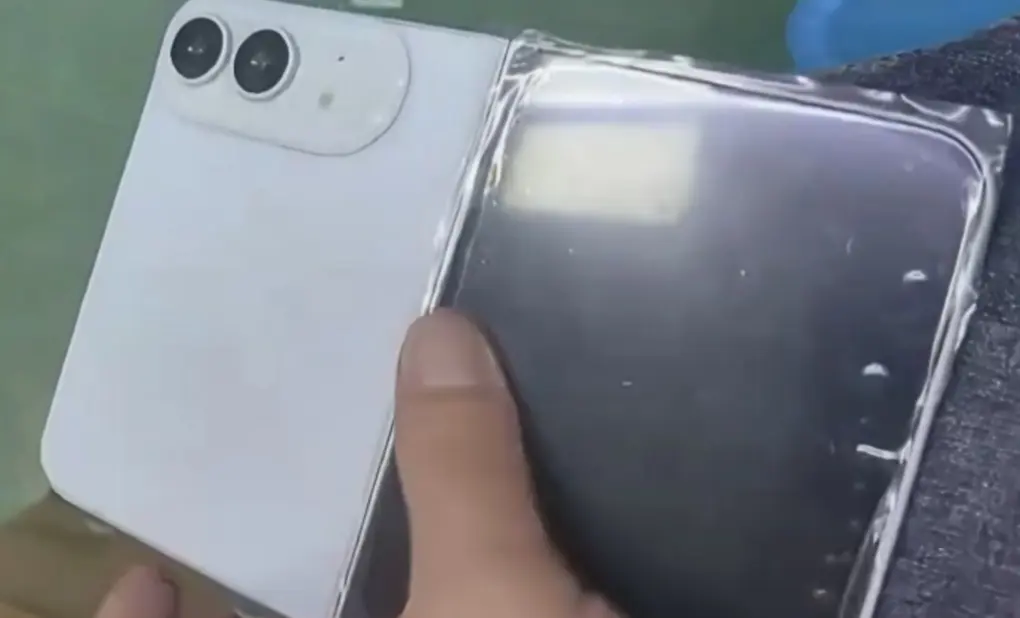 Folding iPhone image color hints and vapor cooling chamber