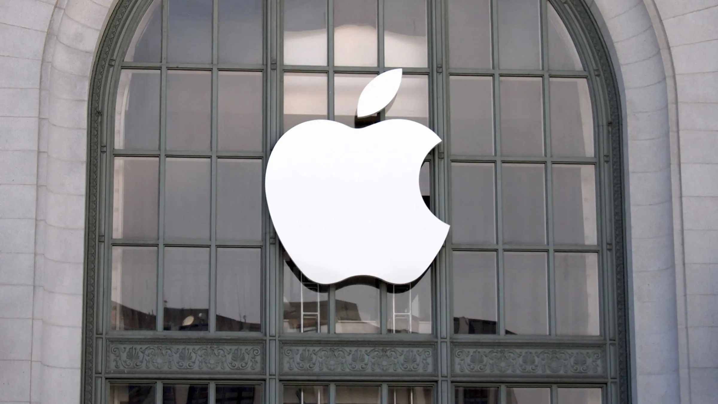 photo of Apple briefly overtakes Nvidia as world’s most valuable company image