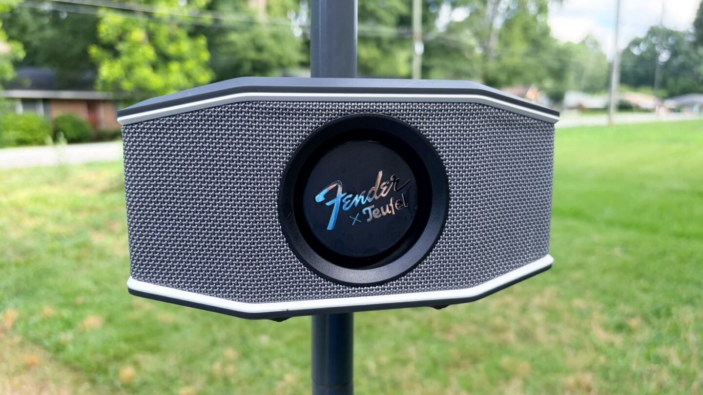 Fender x Teufel Rockster Go 2 on pole Fender x Teufel Rockster Go 2 can go where you need it to.