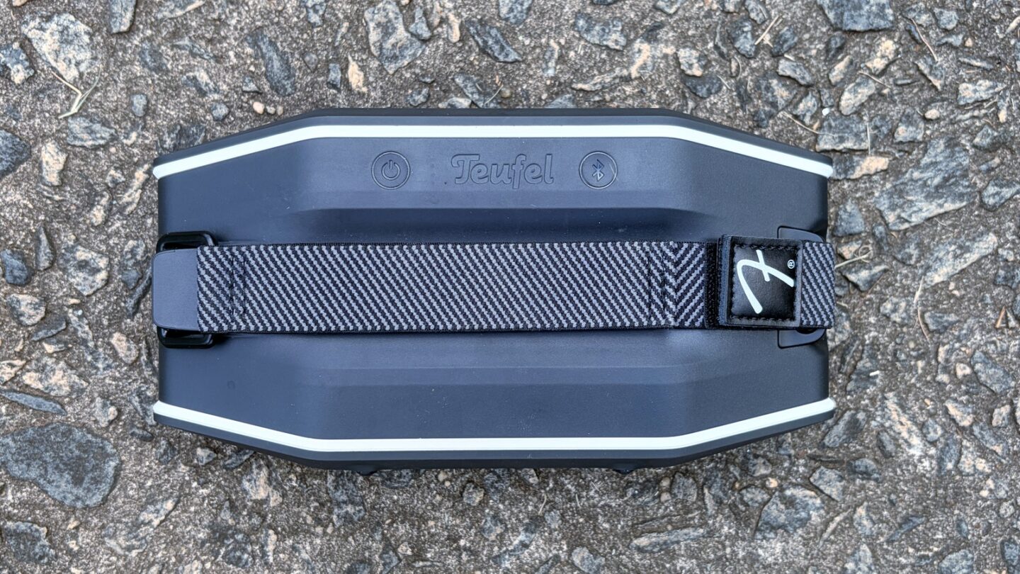 Fender x Teufel Rockster Go 2 back view Fender x Teufel Rockster Go 2 back view with carrying strap