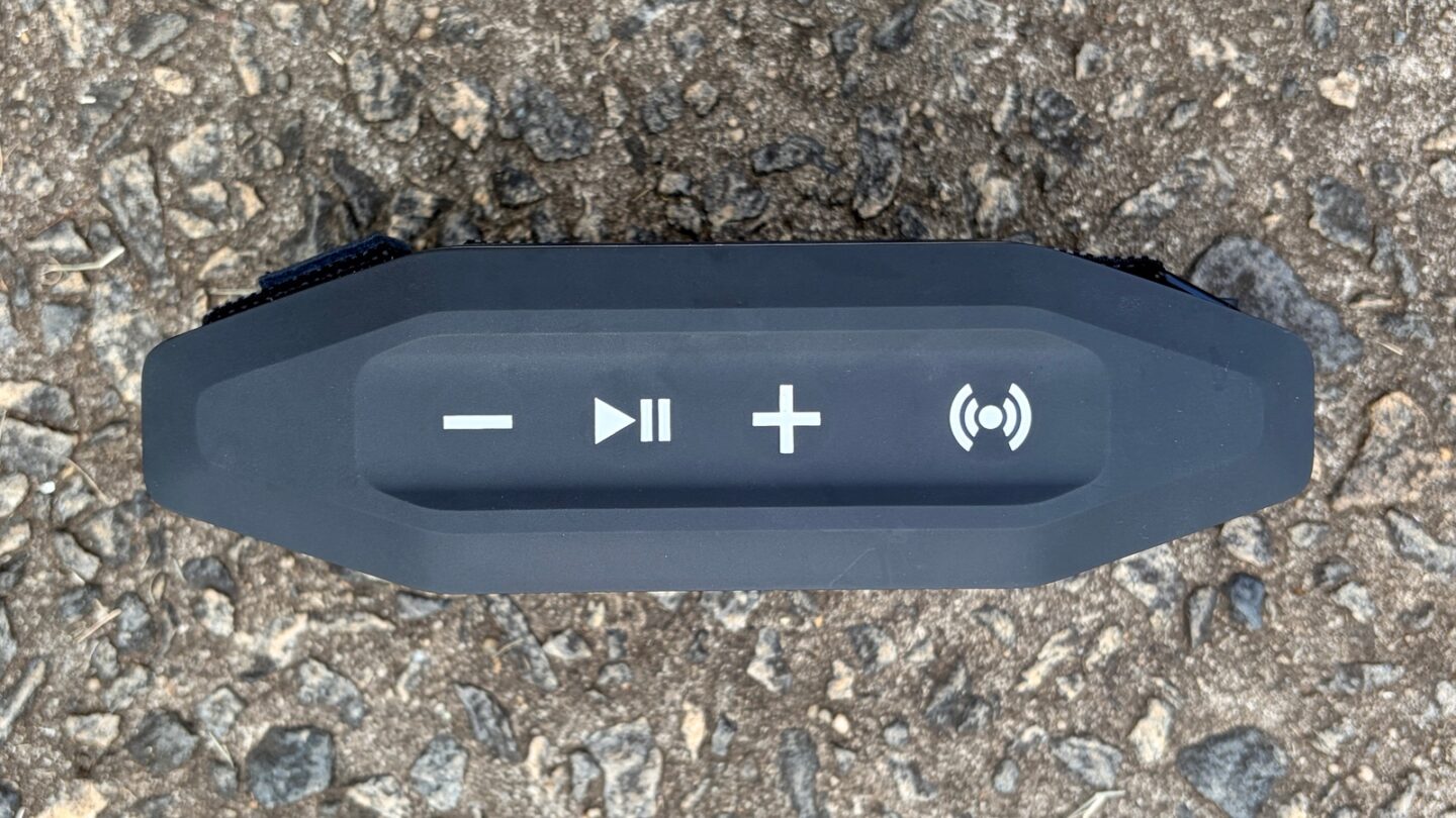 Fender Teufel Rockster Go 2_review_04 Fender x Teufel Rockster Go 2 top view with buttons