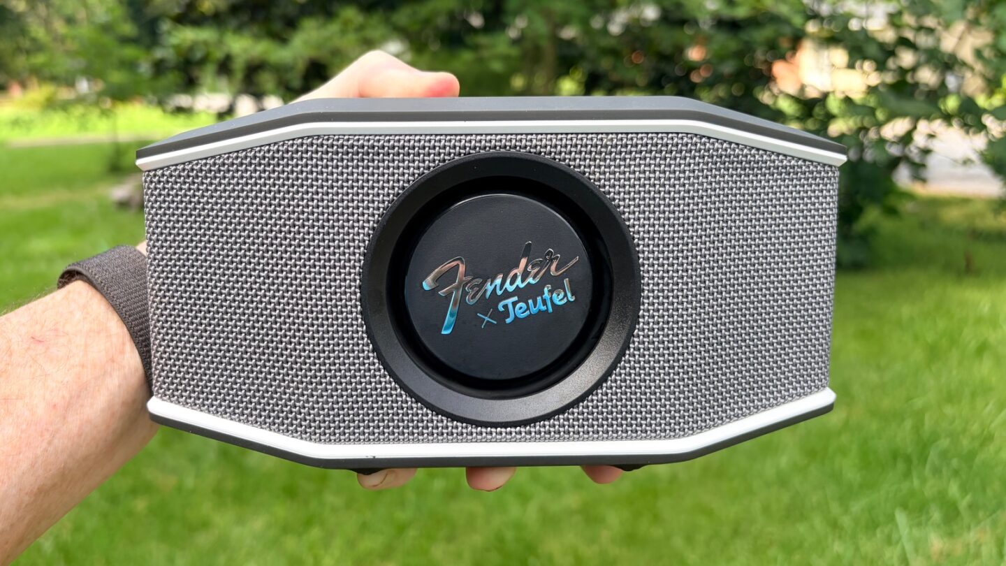 Fender Teufel Rockster Go 2_review_05 Fender x Teufel Rockster Go 2 in hand