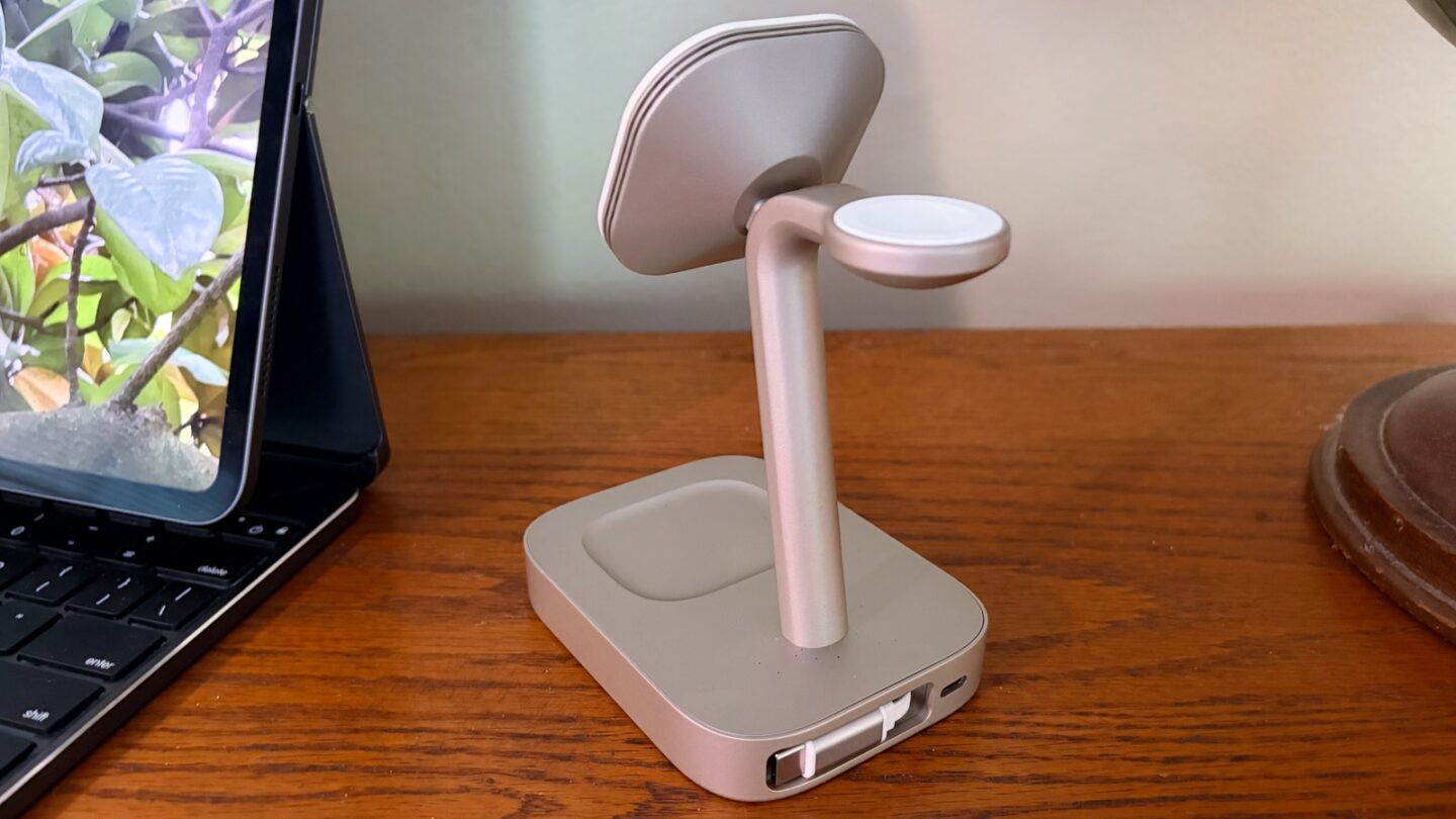 Mophie 4-in-1 Wireless Charge Stand USB-C cable Mophie 4-in-1 Wireless Charge Stand USB-C cable