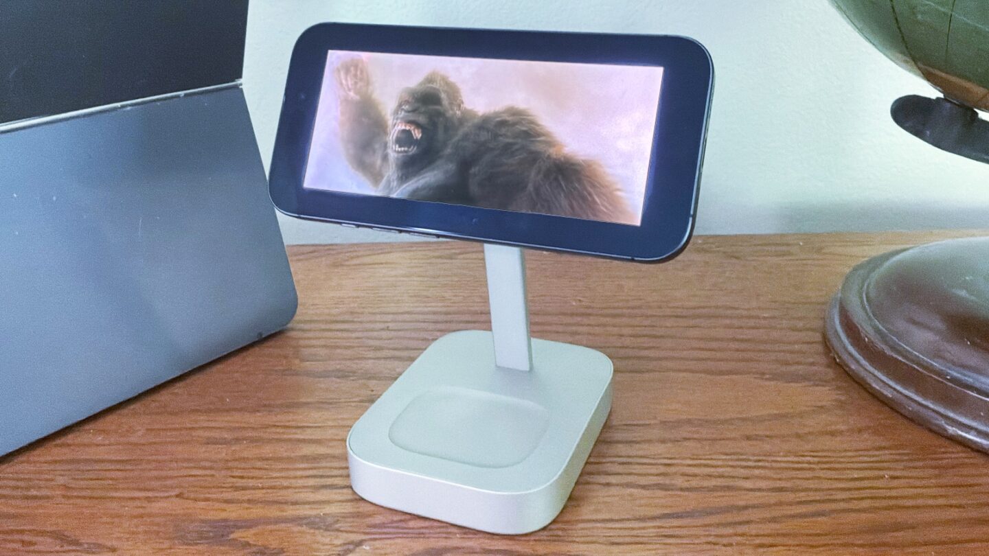 Mophie 4-in-1 Wireless Charge Stand with iPhone 17 Mophie 4-in-1 Wireless Charge Stand with iPhone 17