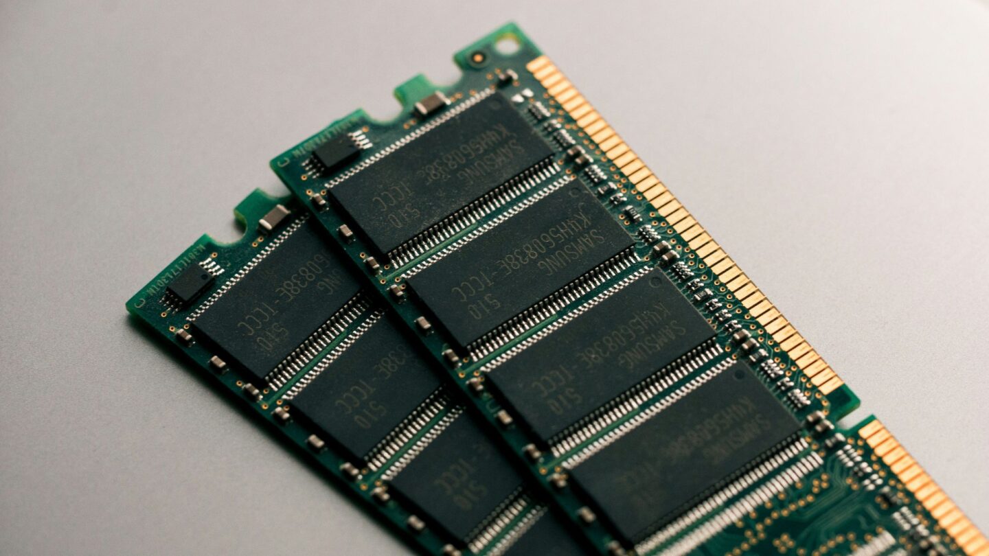 A picture of RAM chips used in a story about Apple trying to get supply from Chinese RAM makers.