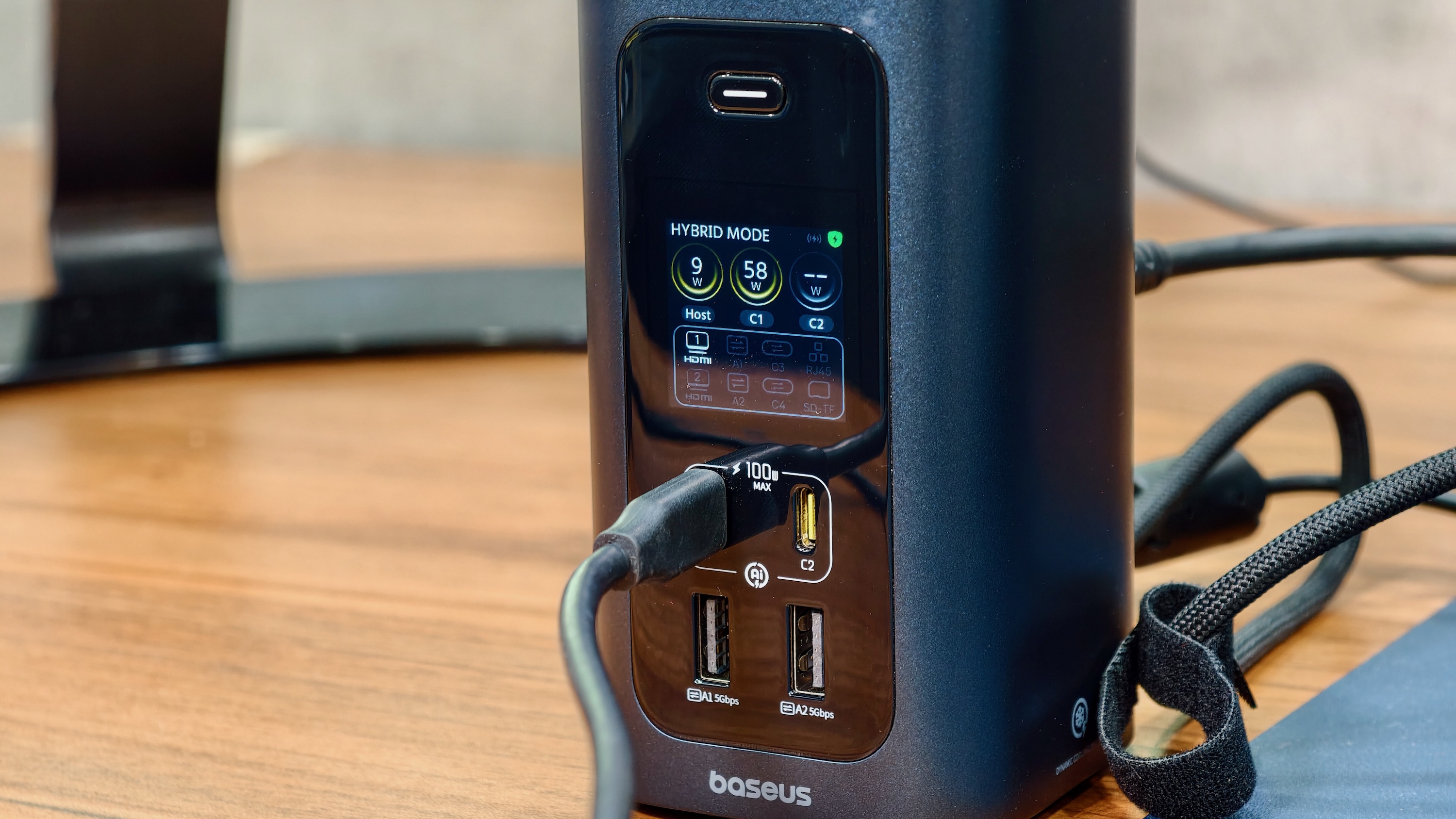 Baseus spacemate rd1 pro featured Baseus Spacemate RD1 Pro front ports and display.