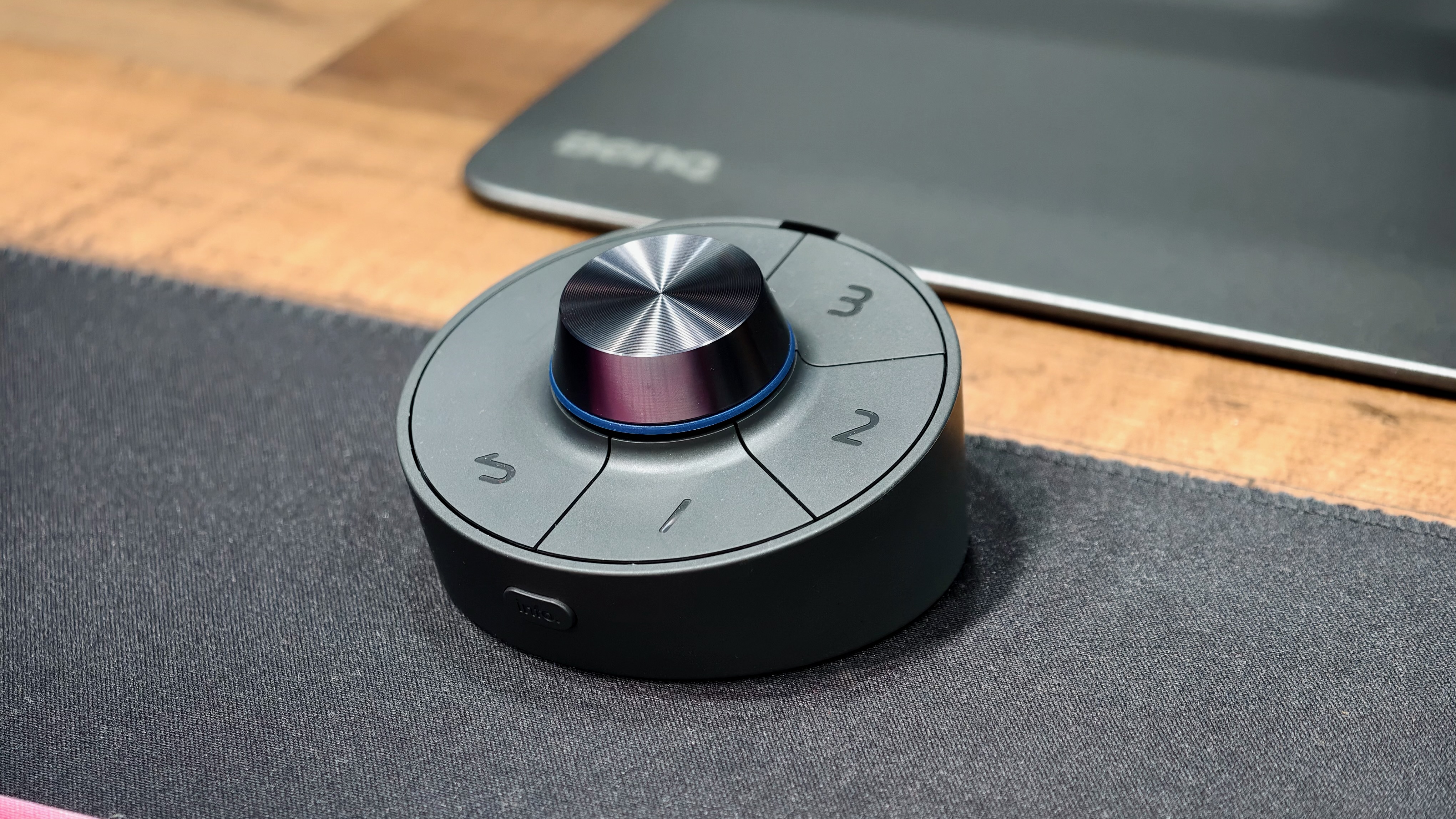 Benq pd2732u hotkey puck Hotkey Puck of BenQ PD2732U is useful, but slightly slow.
