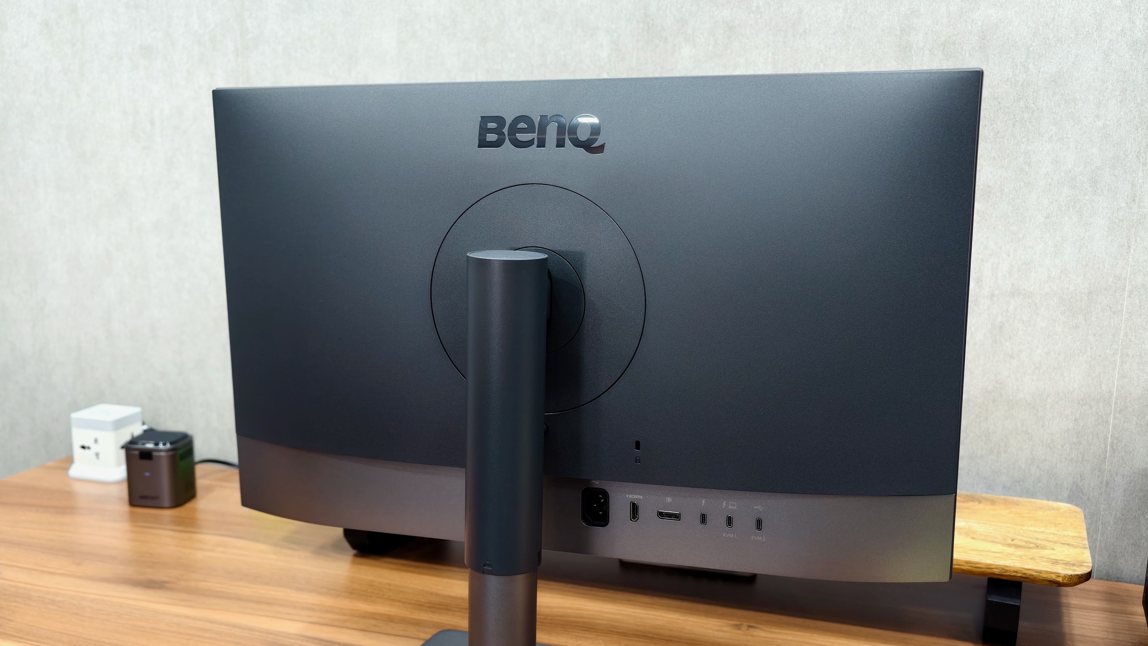 Benq pd2732u rear The rear of the BenQ PD2732U is uninspiring.