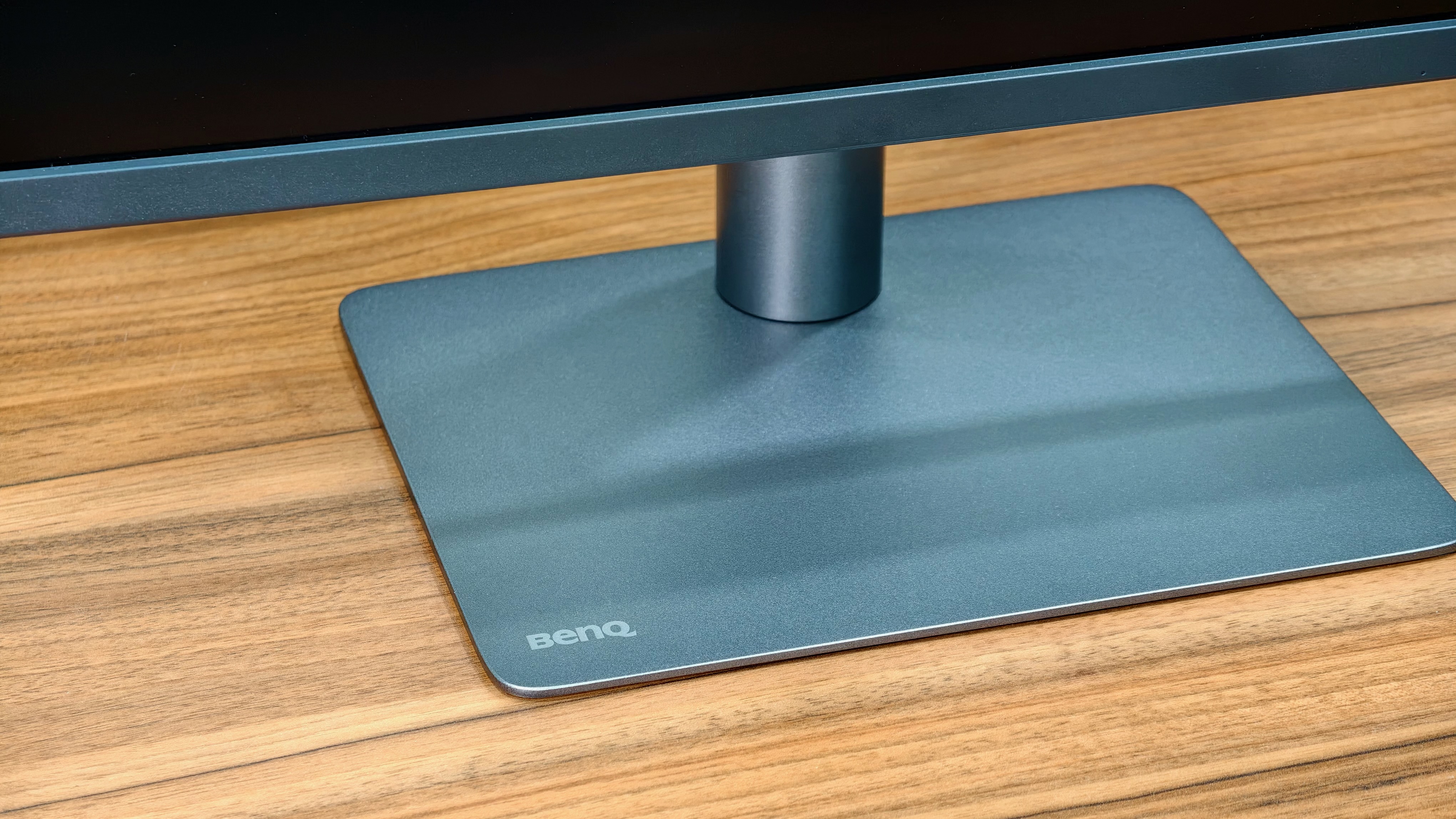 Benq pd2732u stand base The metallic base of the BenQ PD2732U monitor.