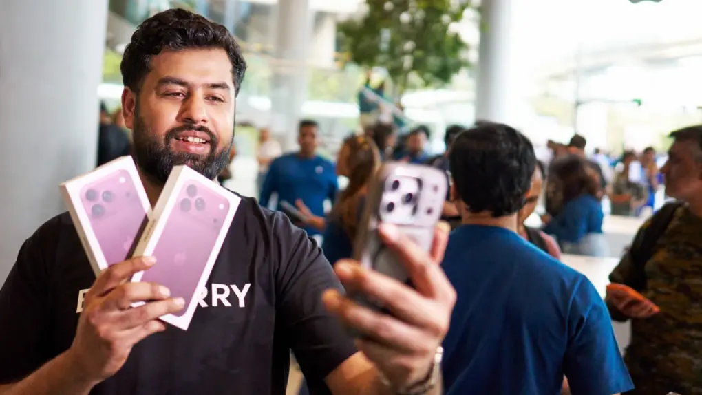 Photo of a man holding two iPhone 18 Pros and taking a selfie
