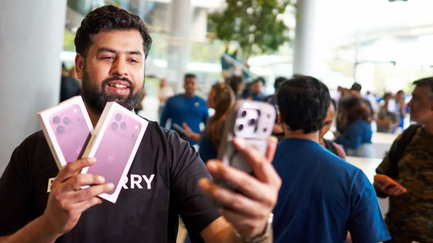 Photo of a man holding two iPhone 18 Pros and taking a selfie
